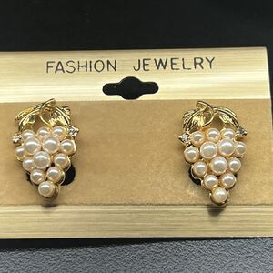 Vintage- Brand New~Faux Pearl ~Grape Cluster~ Gold Tone Earrings